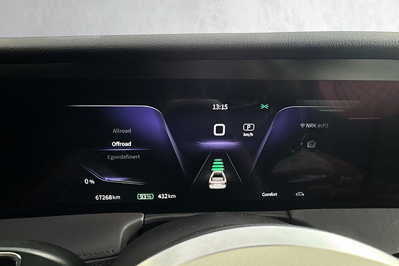 Digital instrumentering viser navigasjon og bilstatus sømløst.