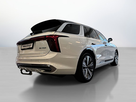 Bakparti med spoiler og chromefinish i moderne, elegant stil.