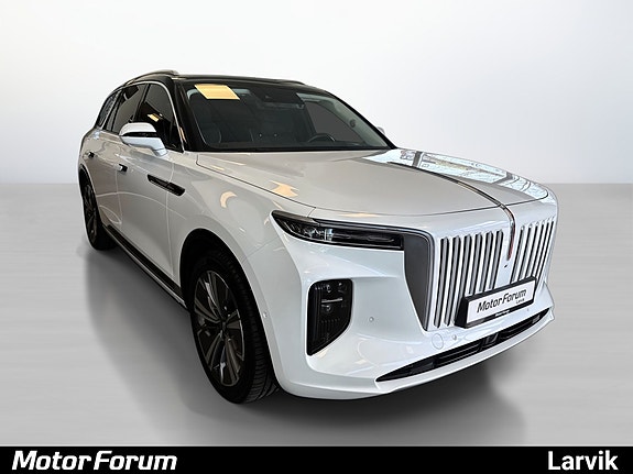 Elegant hvit SUV med eksklusiv grill og moderne LED-lys.