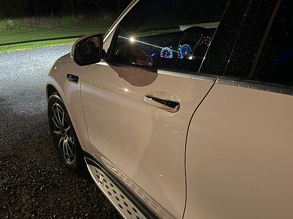 Mercedes-Benz EQC400 29 of 30