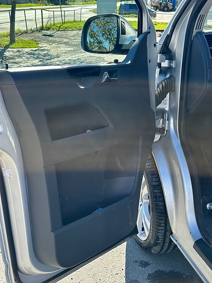 Volkswagen Caravelle 7 of 26