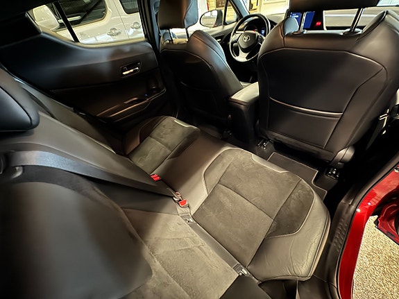 Toyota C-HR 27 of 30