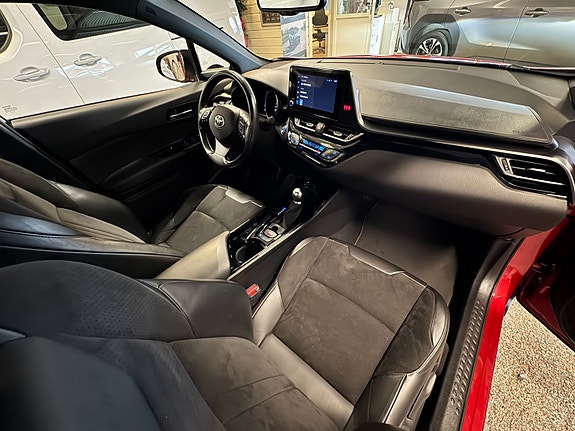Toyota C-HR 30 of 30