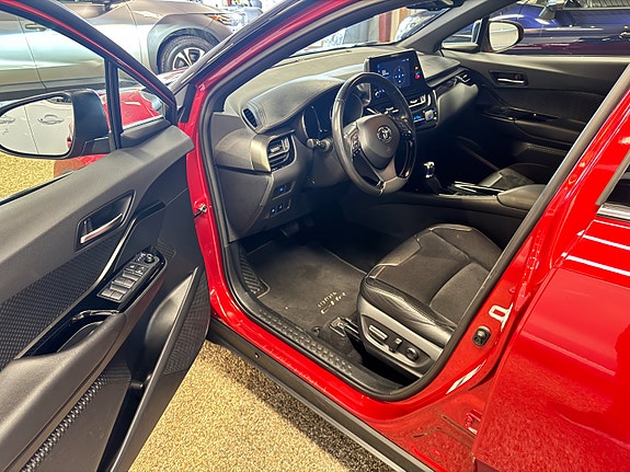 Toyota C-HR 10 of 30