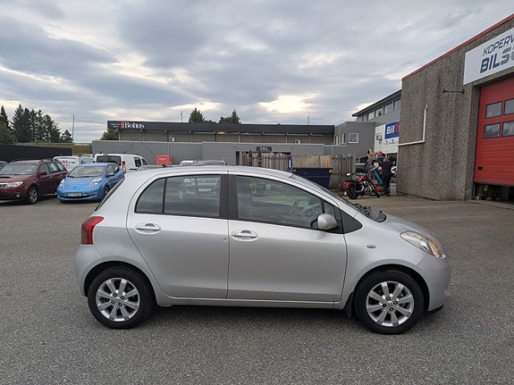 Toyota Yaris 3 of 21