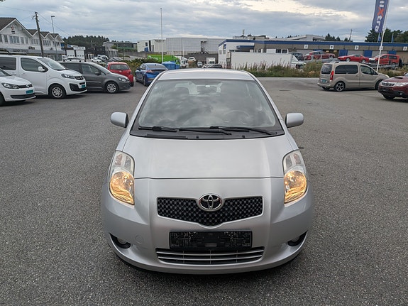 Toyota Yaris 7 of 21