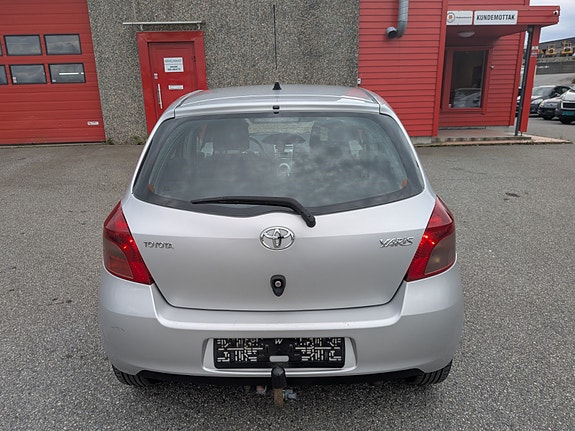 Toyota Yaris 8 of 21