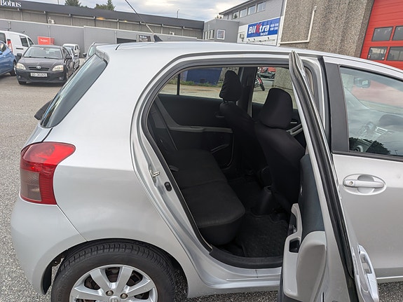 Toyota Yaris 18 of 21