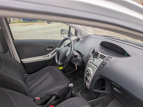 Toyota Yaris 15 of 21