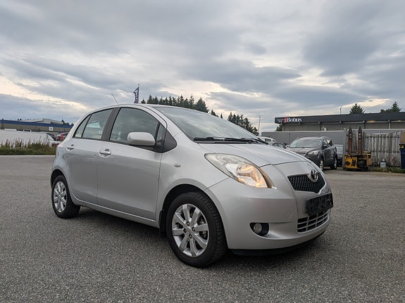 Toyota Yaris 2 of 21