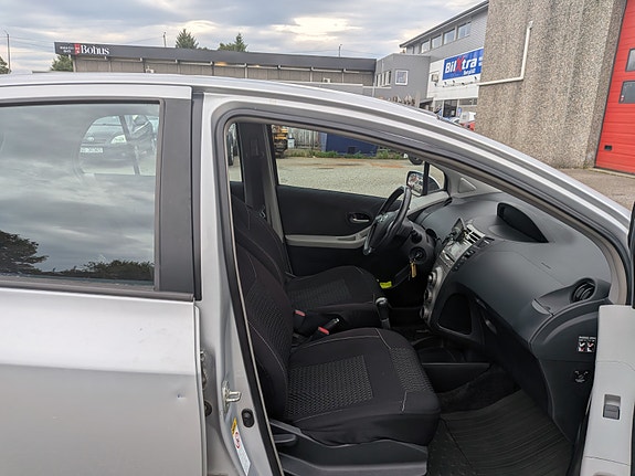 Toyota Yaris 16 of 21