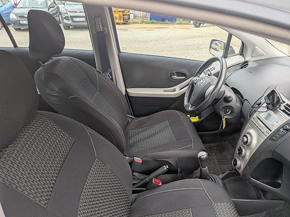 Toyota Yaris 14 of 21