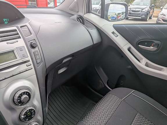 Toyota Yaris 13 of 21
