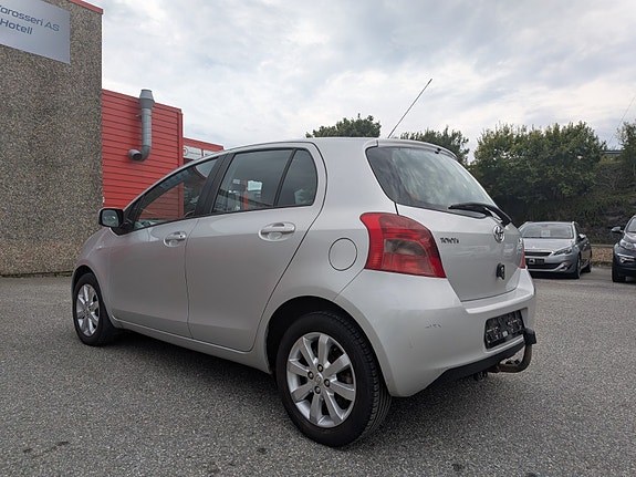 Toyota Yaris 5 of 21