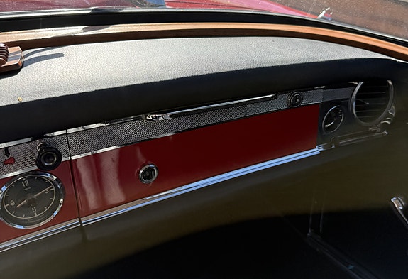 Mercedes-Benz 230 SL 12 of 16