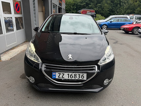 Peugeot 208 2 of 22