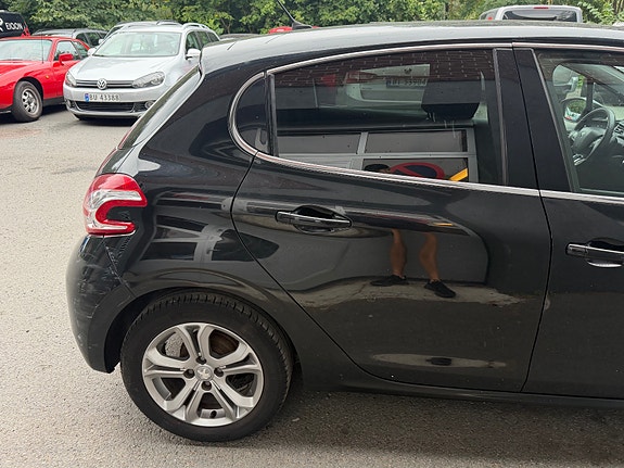 Peugeot 208 5 of 22
