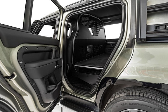 Land Rover Defender 110 25 of 30