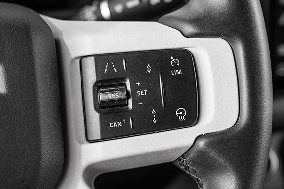 Land Rover Defender 110 18 of 30