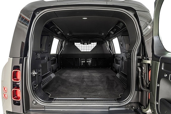 Land Rover Defender 110 26 of 30