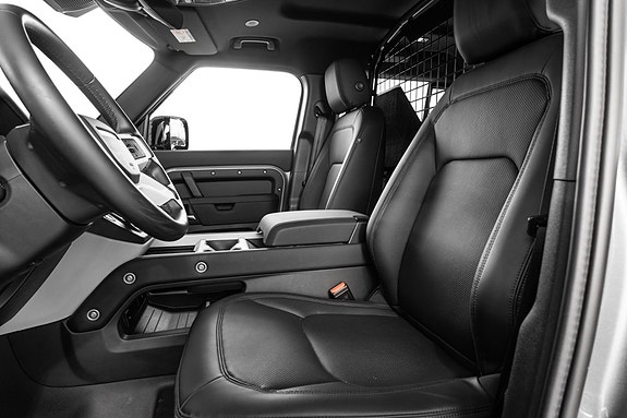 Land Rover Defender 110 11 of 30