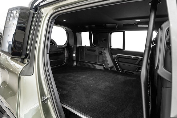 Land Rover Defender 110 27 of 30