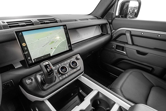 Land Rover Defender 110 12 of 30