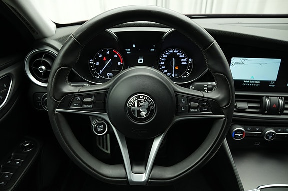 Alfa Romeo Giulia 25 of 30