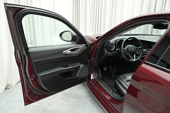 Alfa Romeo Giulia 16 of 30