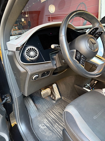 Mercedes-Benz EQE SUV 10 of 24