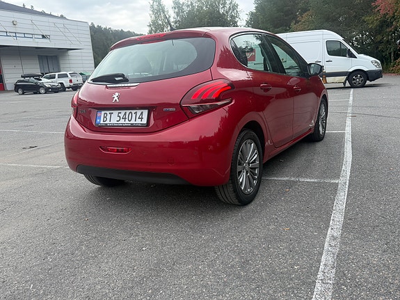Peugeot 208 3 of 21