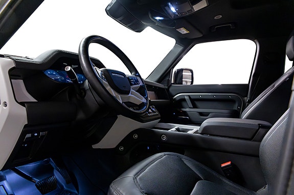Land Rover Defender 110 16 of 30