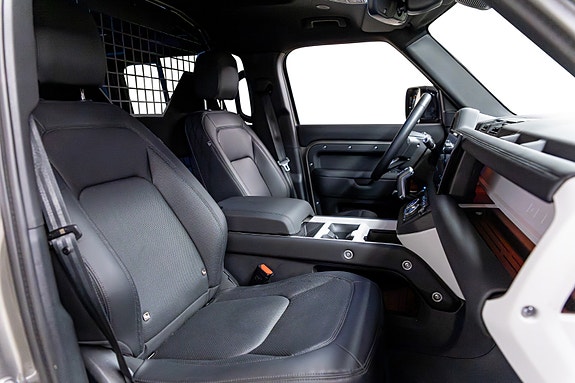 Land Rover Defender 110 20 of 30