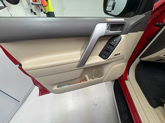 Toyota Land Cruiser 12 of 25