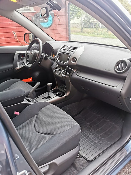 Toyota RAV4 6 of 16