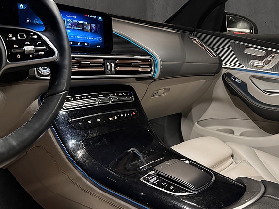 Mercedes-Benz EQC400 13 of 27