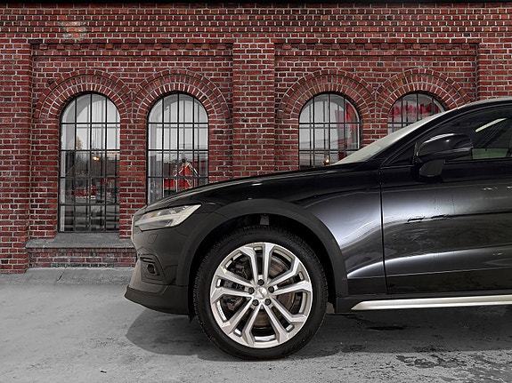 Volvo V60 Cross Country 2 of 26