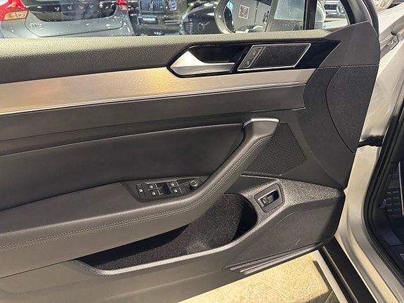 Volkswagen Passat Alltrack 12 of 30