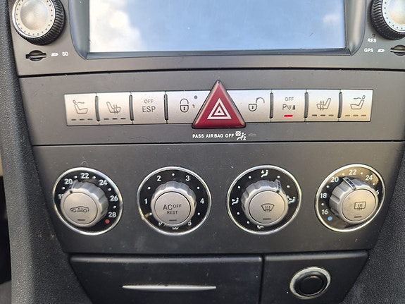 Mercedes-Benz SLK200 25 of 30
