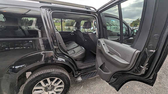 Nissan Pathfinder 12 of 30