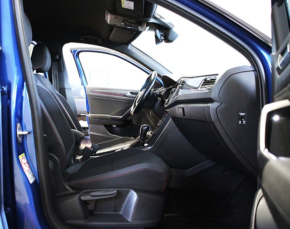 Volkswagen T-Roc 11 of 30