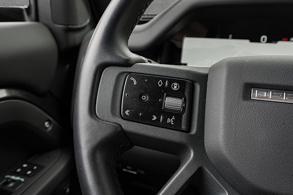 Land Rover Defender 110 22 of 30