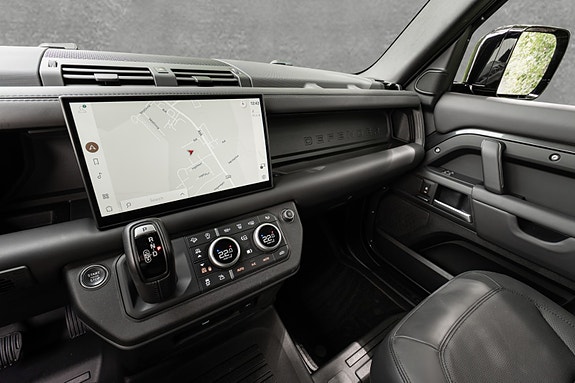 Land Rover Defender 110 28 of 30