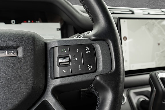 Land Rover Defender 110 23 of 30