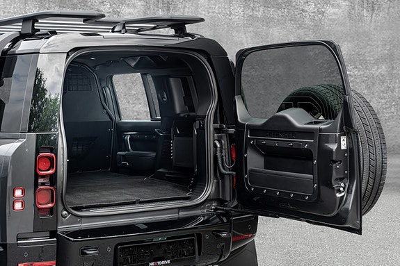 Land Rover Defender 110 18 of 30