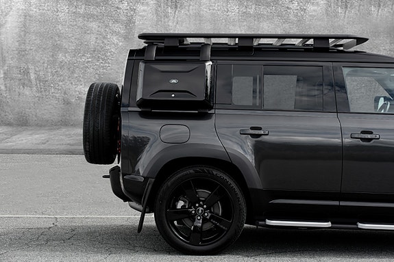 Land Rover Defender 110 16 of 30