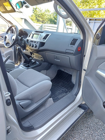 Toyota HiLux 7 of 14