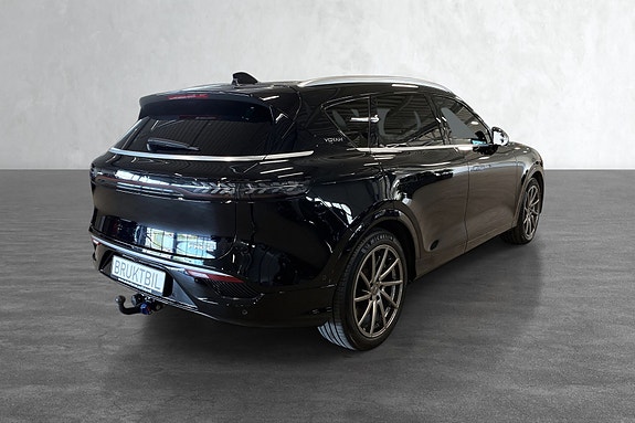 Elegant SUV-design med aerodynamiske linjer som bidrar til både rekkevidde og lavt støynivå.