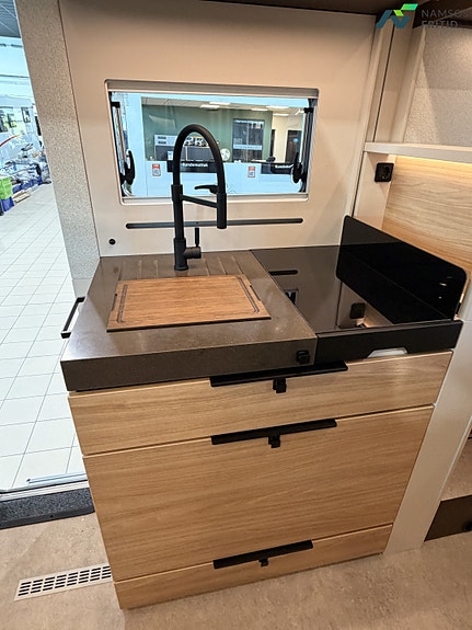 Bürstner Signature / SFT 7.4 | Face to Face | Queenbed | Uten senkeseng | Automat | Solcelle | Lithium 18 of 30