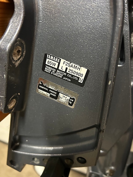 Yamaha F25 firetakter Lang stamme med både Rorkult og opplegg for fjernstyring 6 of 9